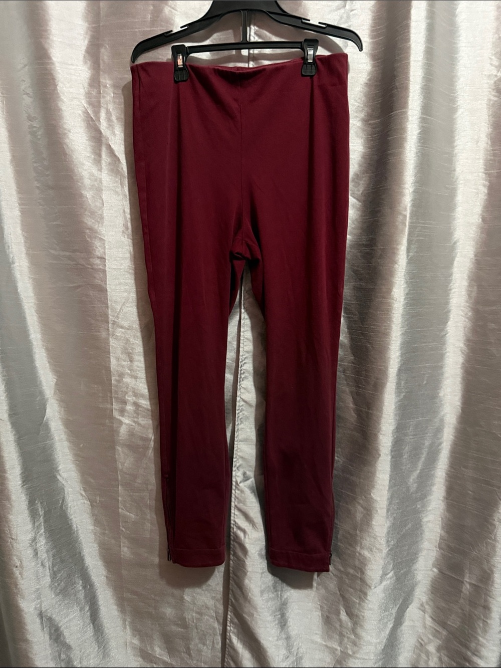Utopia by HUE Burgundy Knit Leggings - L